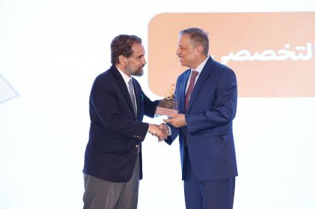 الأمير مرعد يقدم جائزة المباني المهيأة لذوي الإعاقة للمستشفى التخصصي