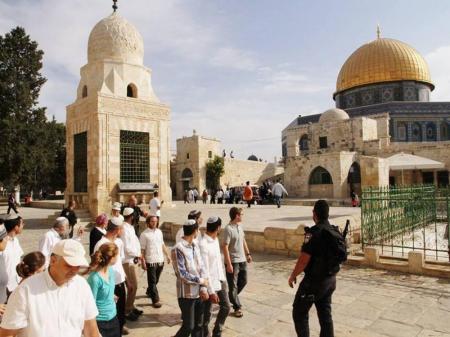 عشرات المستوطنين يقتحمون المسجد الأقصى