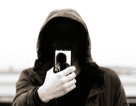 سيلفي يُدخل أردنيا إلى مستشفى البشير