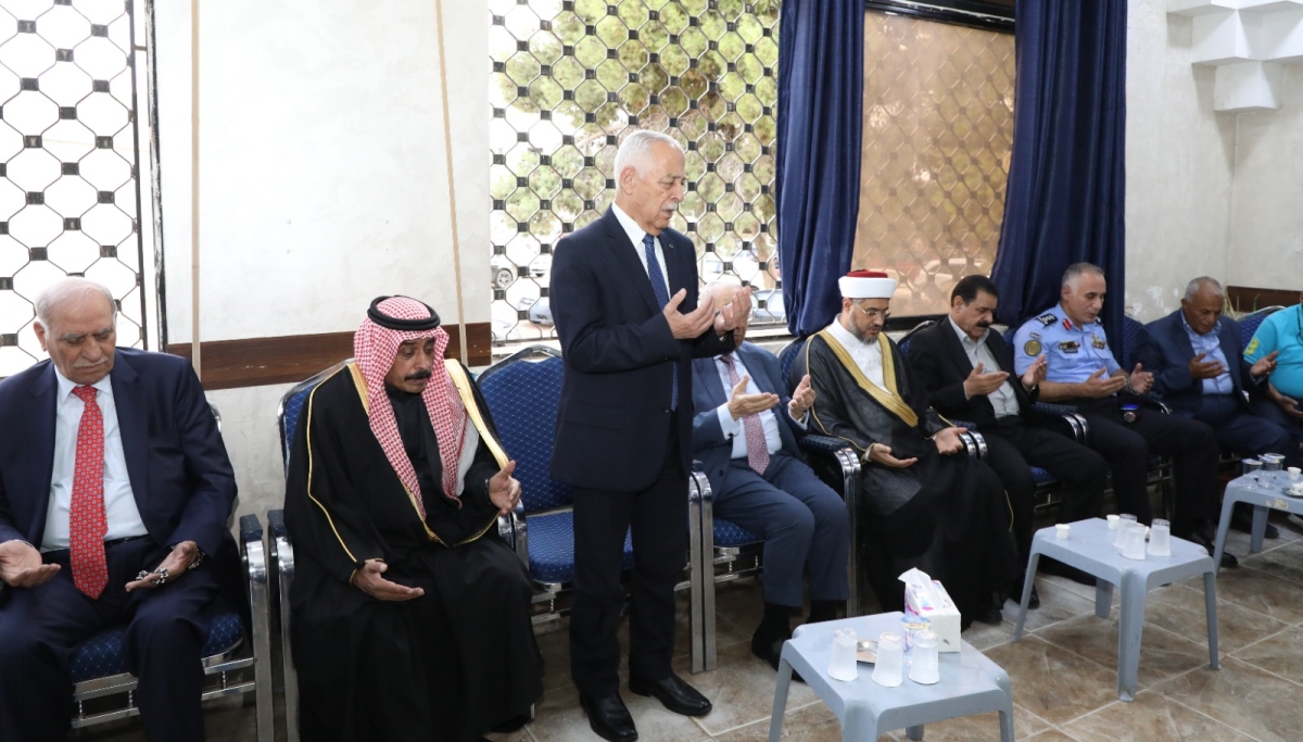 مندوبا عن الملك وولي العهد العيسوي يعزي عشيرتي الشوبكة  والمؤمني.