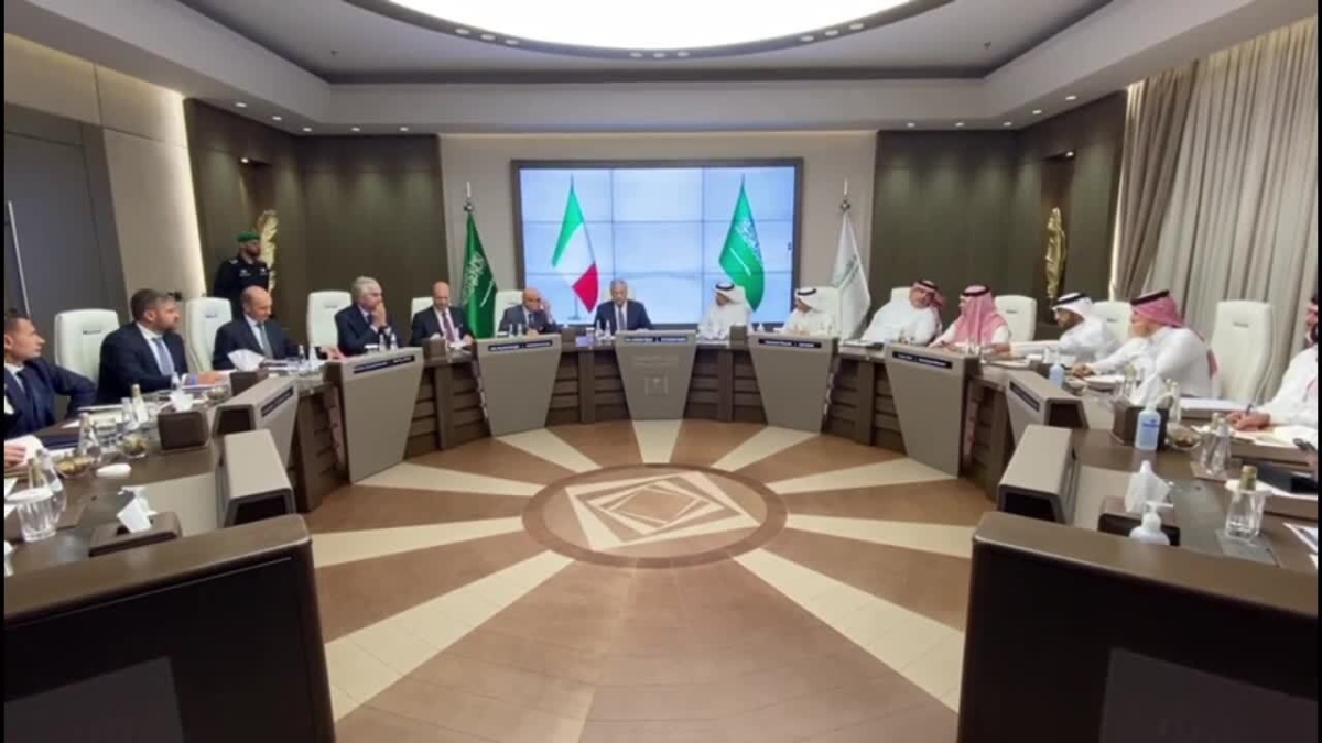 وزير الخارجية الإيطالي في الرياض.. عين على الاستثمارات وأخرى على دور سعودي لوقف تدفقات الهجرة