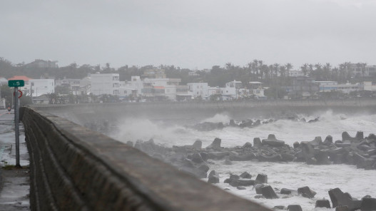 الإعصار كوينو يتسبّب في تايوان برياح سرعتها قياسية