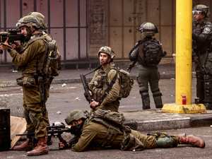 مقتل فلسطينيين اثنين وإصابة جنود إسرائيليين في مخيم طولكرم