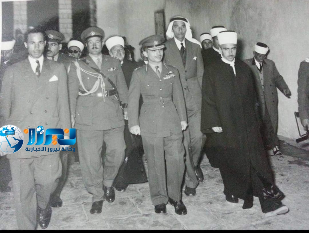 صورة تنشر لأول مرة لمعالي المرحوم  محمد نزال العرموطي في استقبال المغفور له الملك الحسين بالحرم الابراهيمي عام 1958