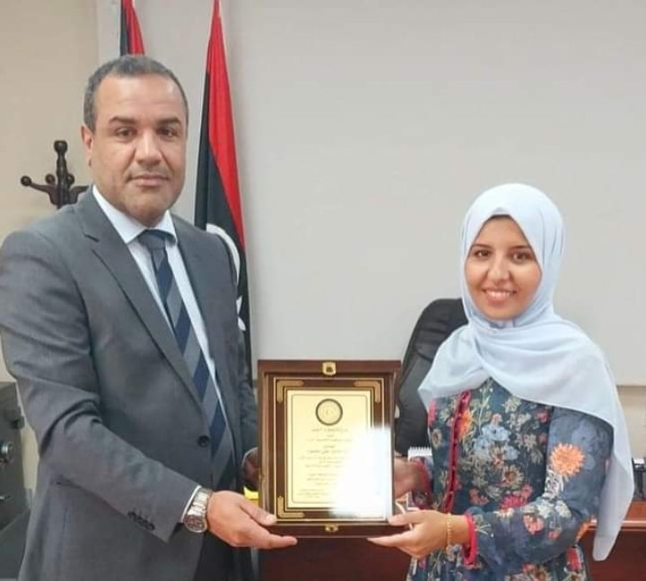 الملحق الثقافي و الأكاديمي اليبي يكرم الطالبة وعد حامد العرفي