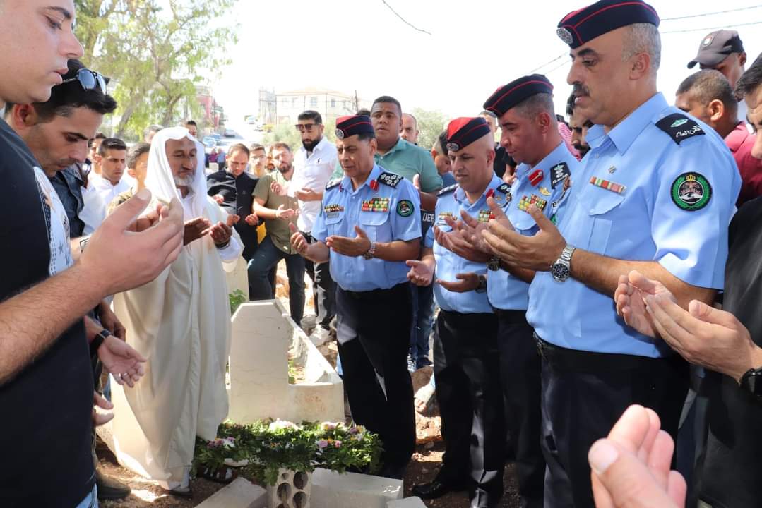 العميد الخلايله يشارك  في تشييع جثمان النقيب هايل محمد بني عطا...صور