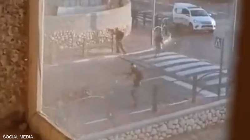 مسلحون تسللوا من غزة يسيطرون على سيارات شرطة إسرائيلية