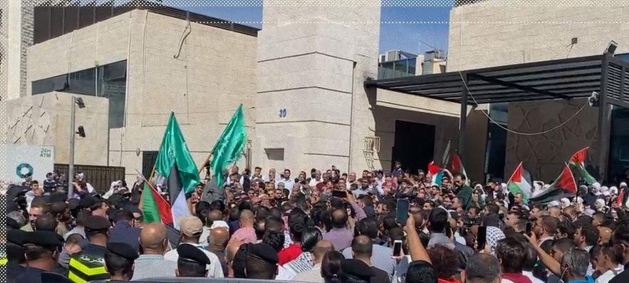 وقفة أردنية قرب السفارة الاسرائيلية دعما للمقاومة