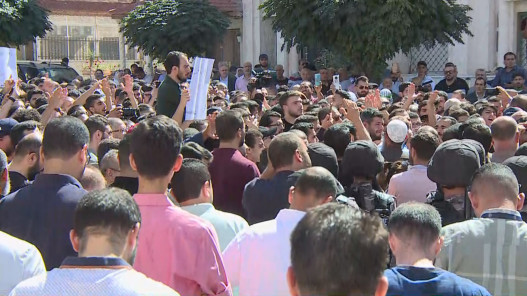المئات يشاركون بوقفة تضامنية مع قطاع غزة بالقرب من السفارة الإسرائيلية في عمّان