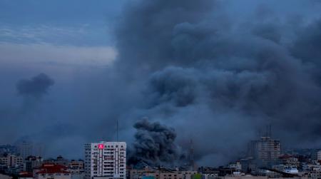 الاحتلال يدمر بنايات سكنية في غزة