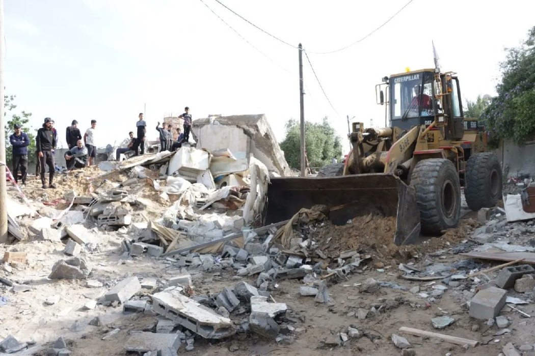 قوات الاحتلال تدمر آلية تابعة لبلدية النصيرات وسط غزة