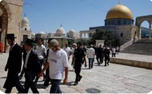 مستوطنون متطرفون يقتحمون باحات الأقصى