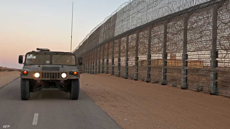 إسرائيل تغلق معبرا حدوديا مع مصر وتجلي موظفيها منه