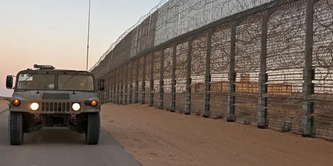 الاحتلال الإسرائيلي يغلق معبراً حدودياً مع مصر ويجلي موظفيه منه