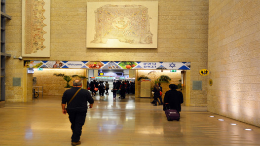 قصف مطار بن غوريون الإسرائيلي برشقة صاروخية