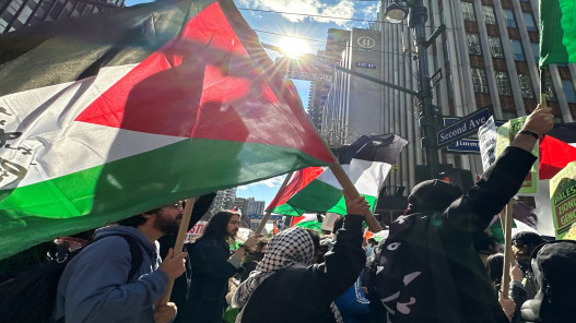 المئات يتظاهرون في نيويورك دعماً لغزة ورفضاً للدعم الأميركي لإسرائيل
