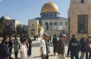 مستوطنون متطرفون يقتحمون الأقصى بحماية شرطة الاحتلال