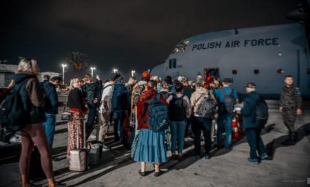 10 دول تبدأ إجلاء رعايا من إسرائيل