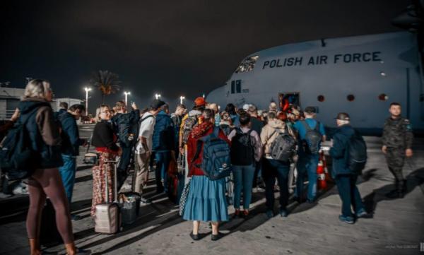 10 دول تبدأ إجلاء رعاياها من إسرائيل