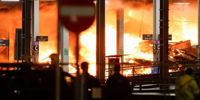 إصابة 5 أشخاص وتعليق جميع الرحلات الجوية بمطار لوتون بلندن جراء حريق كبير