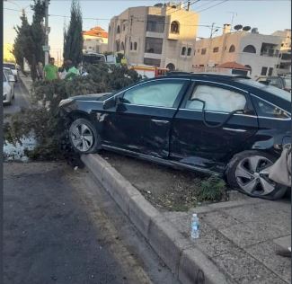 حادث سير يتسبب بأزمة مرورية في شارع المدينة المنورة
