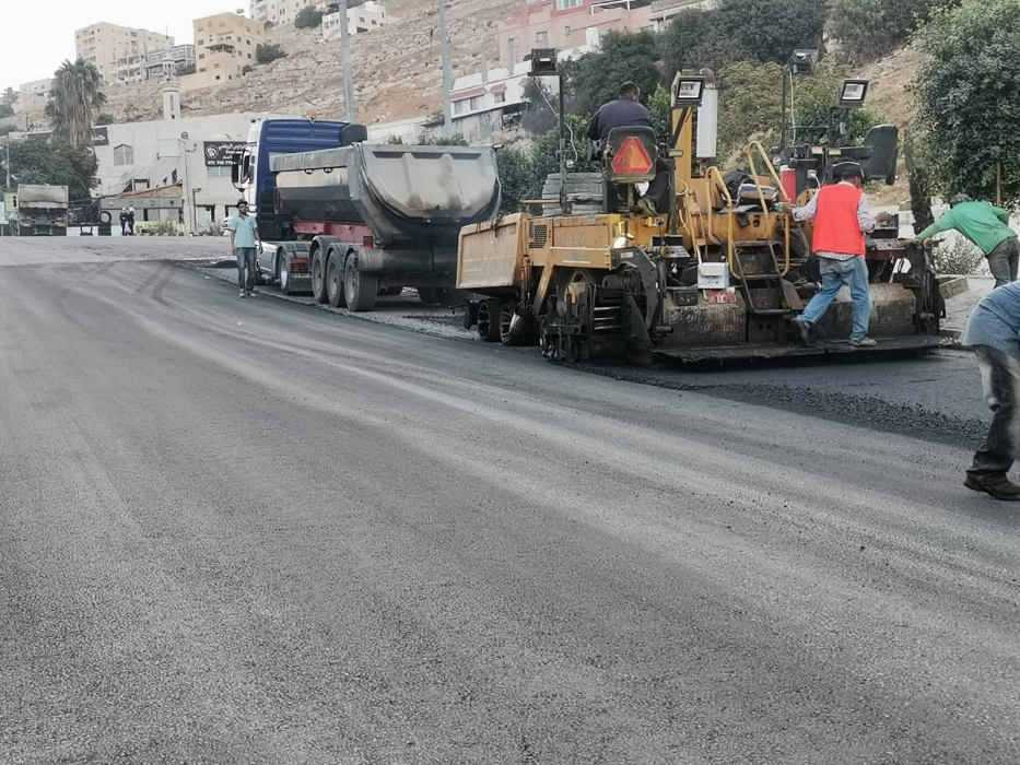 الأشغال تنهي أعمال تعبيد طريق وادي شجرة في محافظة البلقاء