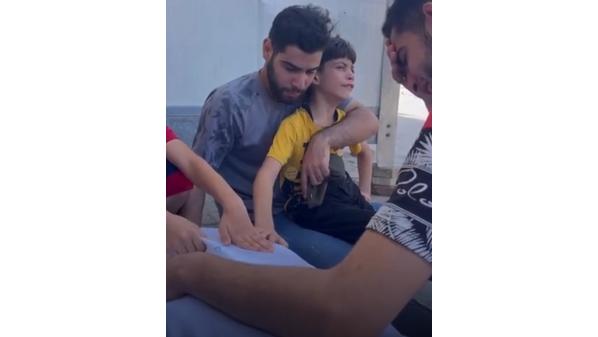 طفلًا  فلسطنيًا مودعًا والده الشهيد : حبيبي يابا ليش تركتني ورحت