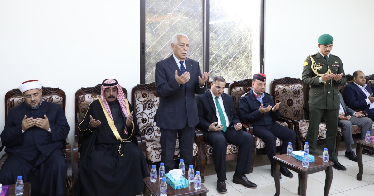 مندوبا عن الملك وولي العهد العيسوي يعزي عشيرتي العواملة  والدبابنةآل حتر ...صور