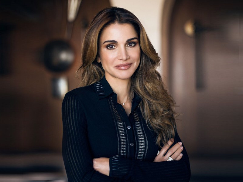 الملكة رانيا تهاتف العين العرموطي معزية