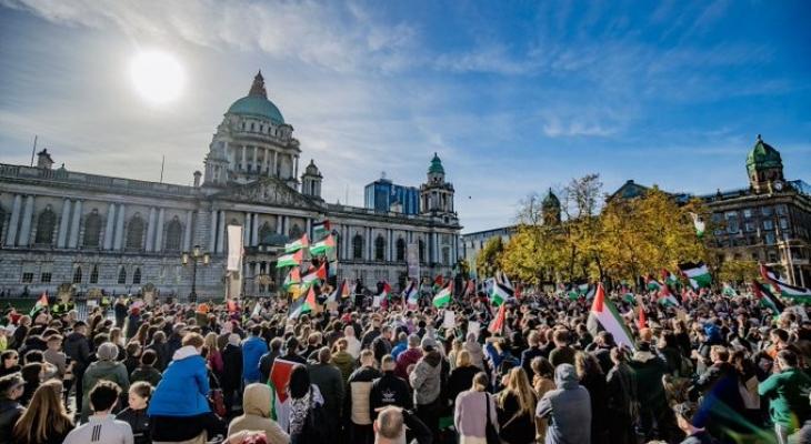 الآلاف يشاركون في مظاهرة مؤيدة للفلسطينيين في بلفاست
