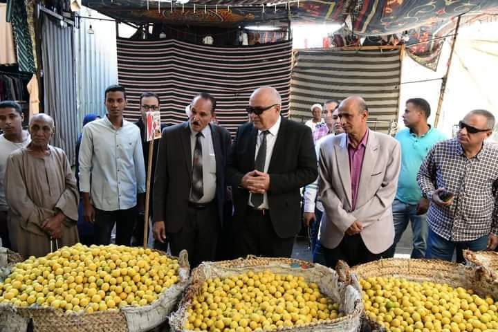 محافظ قنا يجرى جوله ميدانية علي أسواق الخضروات والفاكهة ومحال السلع الغذائية
