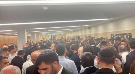 أعضاء الكنيست الإسرائيلي يفرون إلى الملاجئ