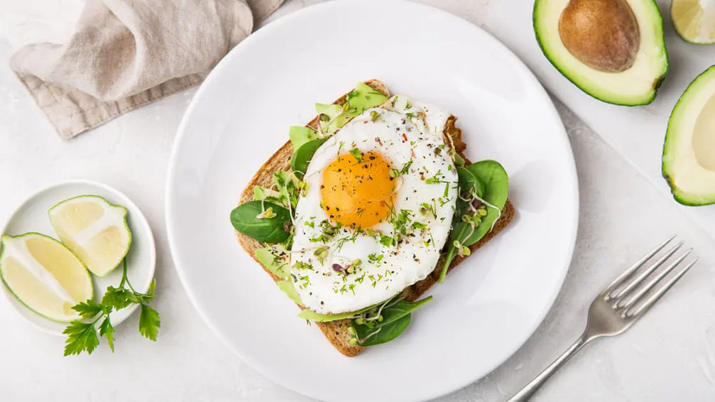 9 فوائد مذهلة لتناول البيض في الصباح....يقلل خطر الإصابة بأمراض القلب