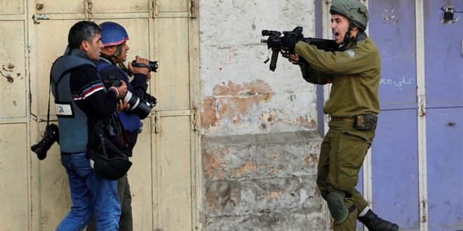 لمنعهم من تغطية الحقائق.. قوات الاحتلال الإسرائيلي توقف فريق قناة RT الروسية تحت تهديد السلاح