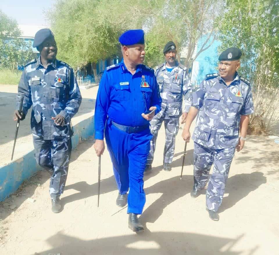 اللواء الطيب يتفقد دوائر الطواريء والإمداد والتدريب بالولاية نهر النيل