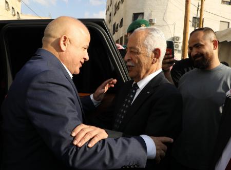 مندوبا عن الملك وولي العهد .. العيسوي يعزي عشيرة العوايشة