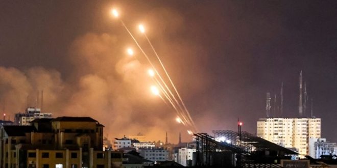 المقاومة الفلسطينية تجدد قصف (تل أبيب) وتحشيدات الاحتلال العسكرية ومستوطناته بالصواريخ