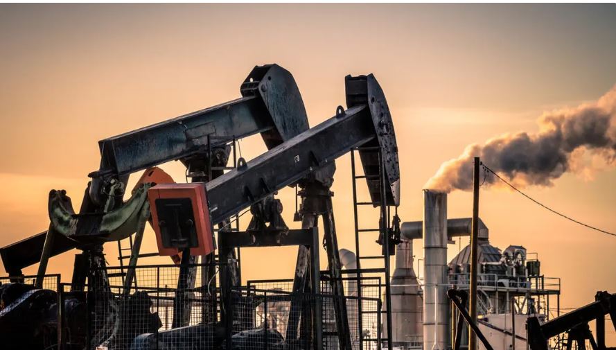 أسعار النفط تقفز بأكثر من 2 مع تصاعد التوترات في الشرق الأوسط