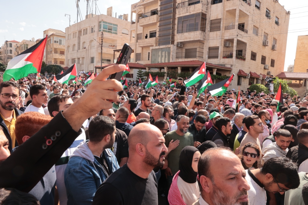 وقفة تضامنية مع غزة  قرب السفارة الإسرائيلية في عمّان
