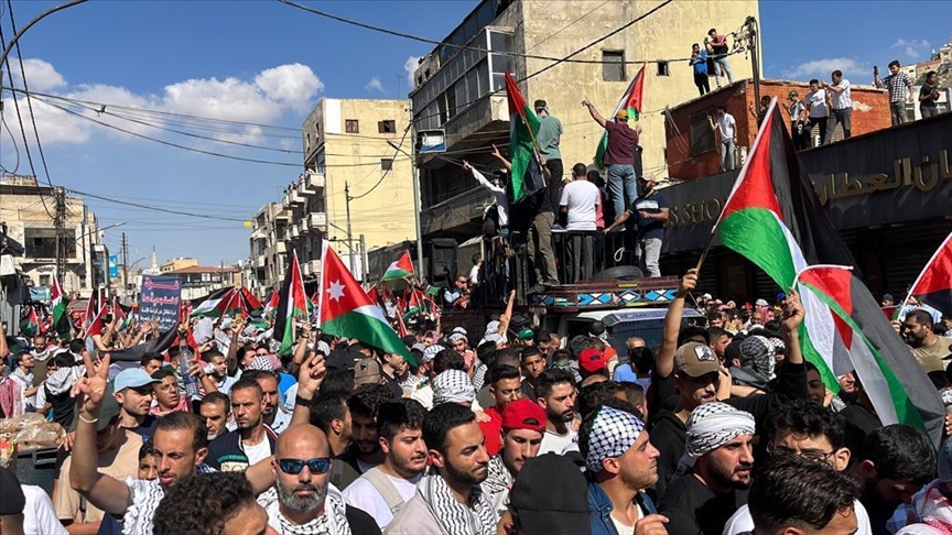 الآلاف يشاركون في وقفة داعمة لغزة قرب سفارة إسرائيل بالأردن