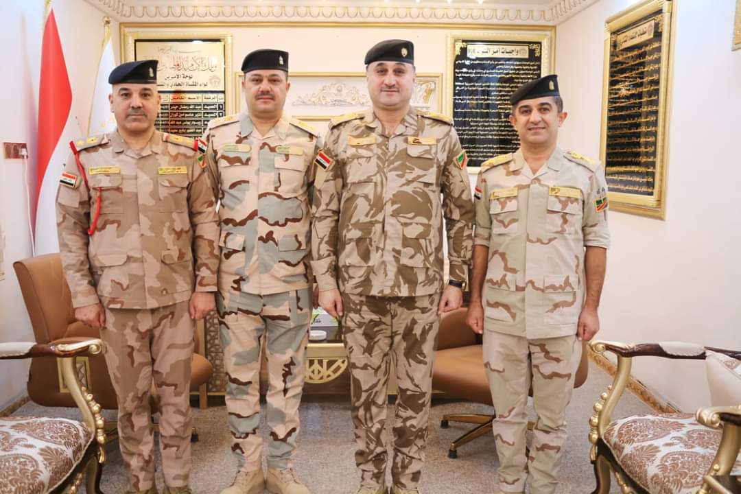 قادة وآمرو الجيش العراقي  يواصلون تكريم الضباط المتميزين...صور