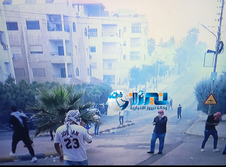 عاجل : يحدث الآن ..الأمن يحاول منع المتظاهرين من الوصول إلى مبنى سفارة تل أبيب في عمان