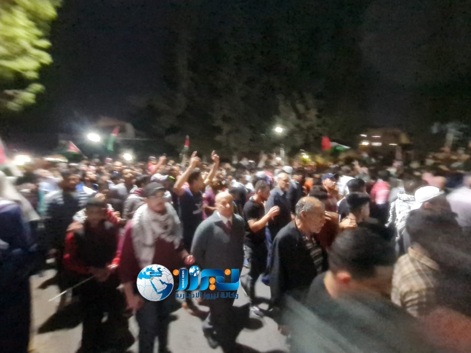 يحدث الآن...مواطنون في اربد ينفذون مسيرة تضامنية مع غزة