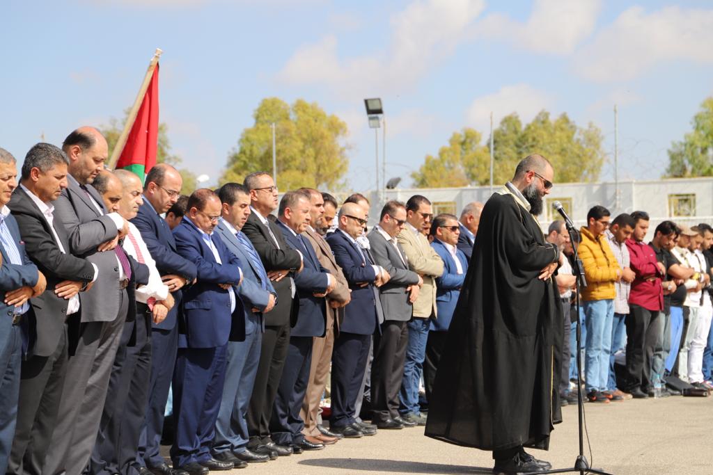 الآلاف في البلقاء التطبيقية يتقدمهم رئيس الجامعة يؤدون صلاة الغائب على أرواح الشهداء في غزة