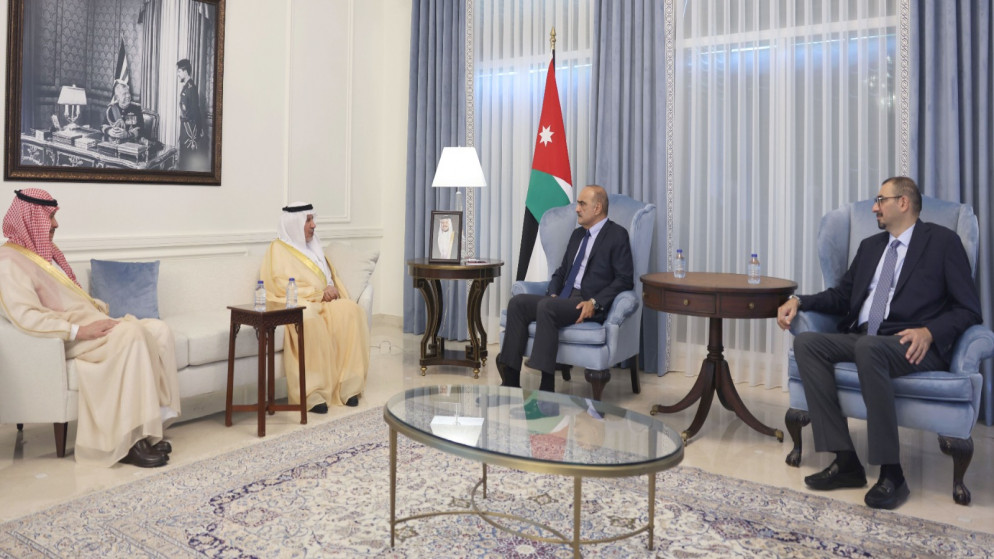 رئيس الوزراء يؤكد أهمية التنسيق بين الخيرية الهاشمية ومركز الملك سلمان في مساعدة غزة