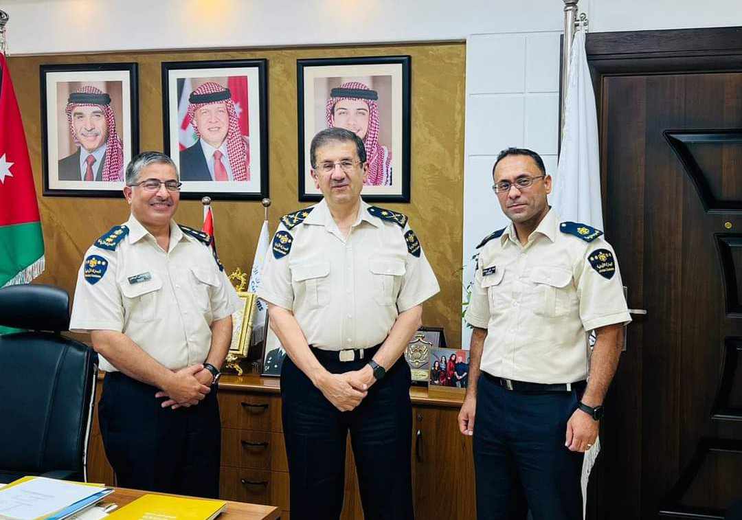 مدير عام الجمارك يكرّم عددًا من موظفي الدائرة