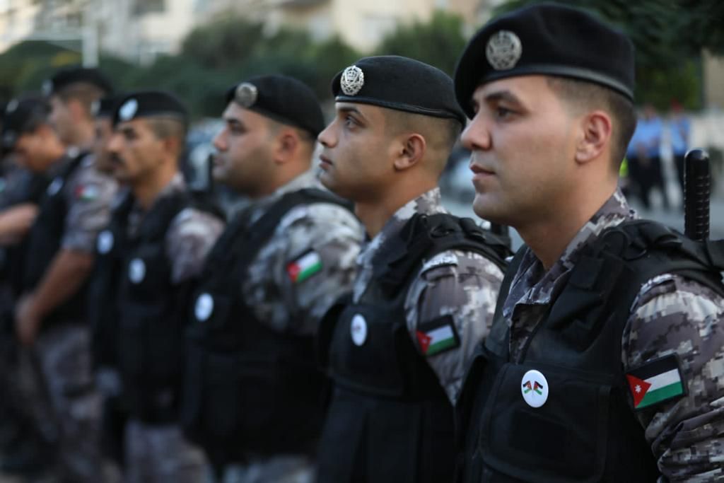 رجال الأمن حملوا ايقونات على صدورهم قرب قلوبهم حملت علمي الاردن وفلسطين...صور