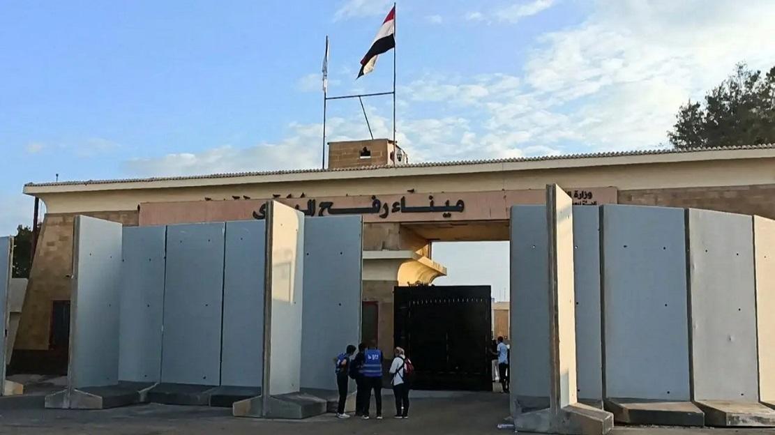 بدء إزالة الحواجز الأسمنتية وفتح بوابة معبر رفح من الجانب المصري (صورة)