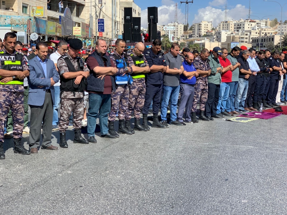 شاهد بالصور كيف ادى النشامى صلاتهم أثناء ادائهم لواجباتهم  اليوم الجمعة