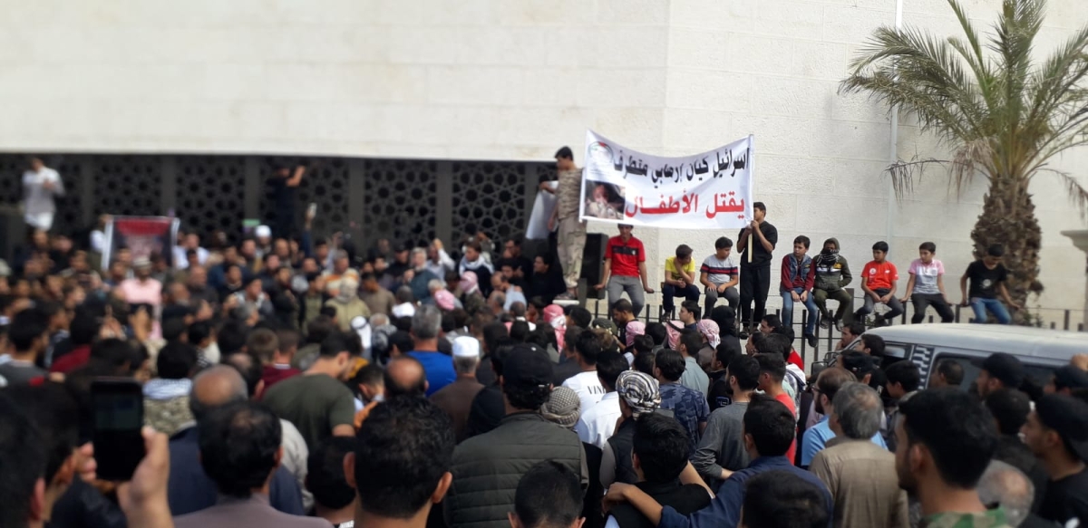 مئات  الأردنيين من معان   ينطلقون بمسيرة حاشدة  من مسجد الشريف الحسين بن  علي تضامنًا مع غزة